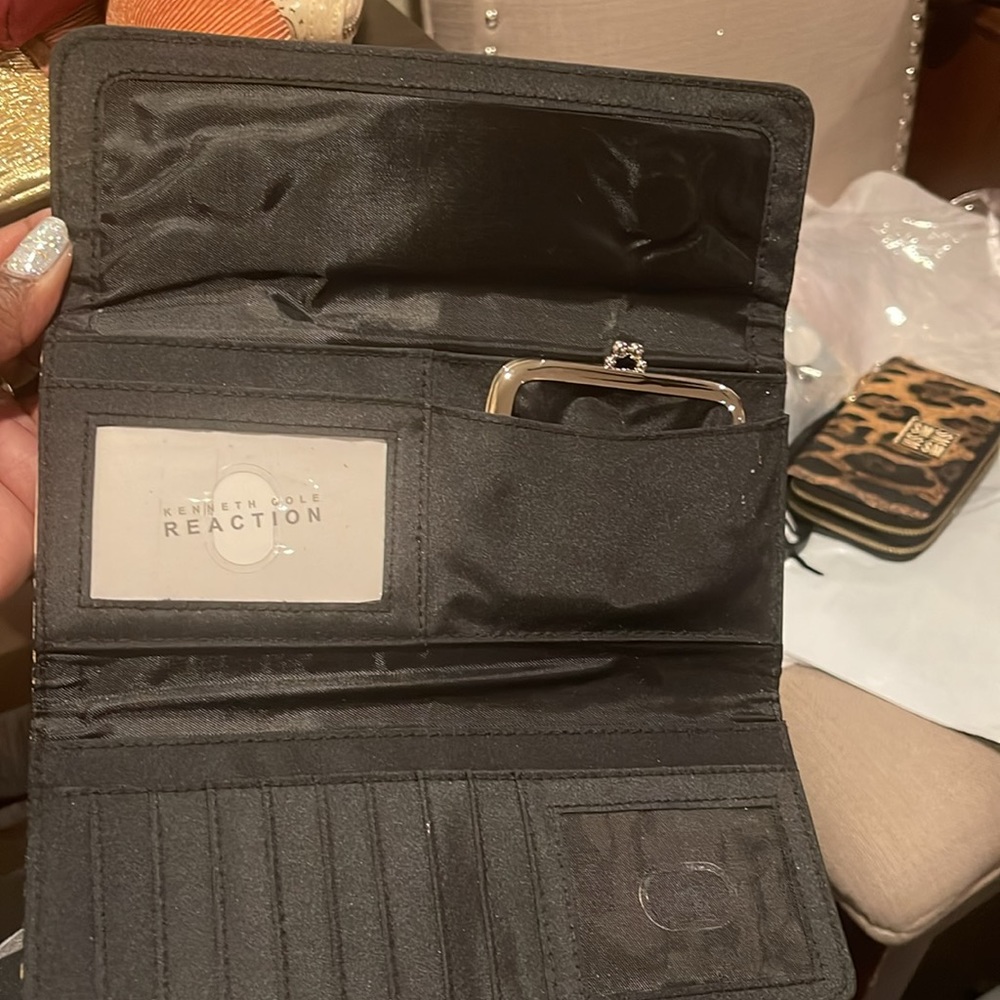 NWT NWOT EUC FASHION BAGS PICK 1 BAG or WALLET $25 per bag/clutch per wallet. - Picture 5 of 17